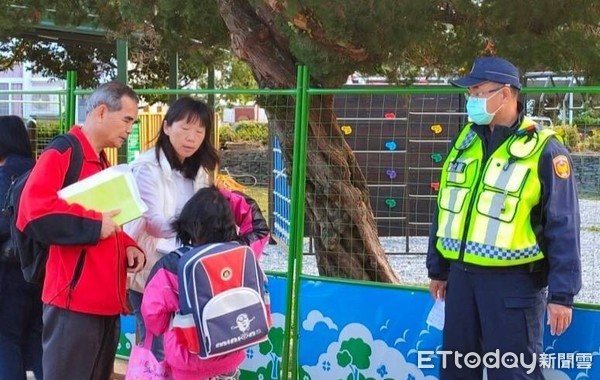 ▲▼台東警方啓動「護童專案」，協助於校門口量測體溫落實防疫，同時保護學童遠離危害及維護交通安全。（圖／記者王兆麟翻攝，下同）