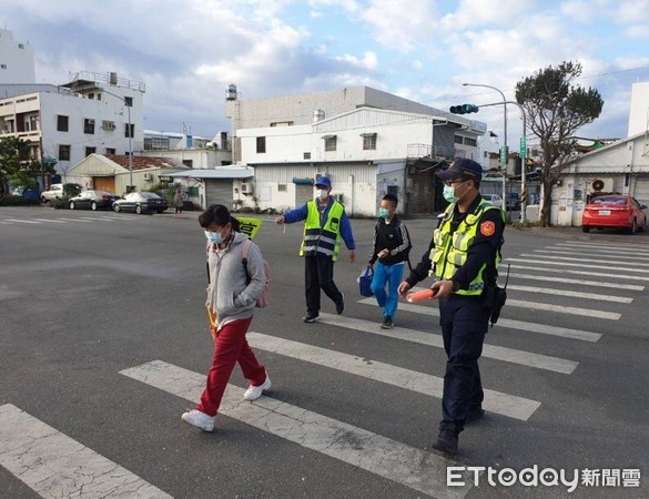 ▲▼台東警方啓動「護童專案」，協助於校門口量測體溫落實防疫，同時保護學童遠離危害及維護交通安全。（圖／記者王兆麟翻攝，下同）