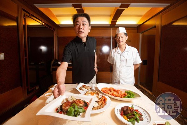 朝桂餐廳今日宣佈出售，總經理洪勇偉（左）是兄弟大飯店董事長洪騰勝三子。