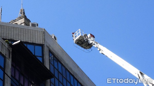 ▲▼台北市中山區林森北路錦州街口一棟大樓頂，一名男子作勢要跳樓。（圖／記者黃彥傑攝）