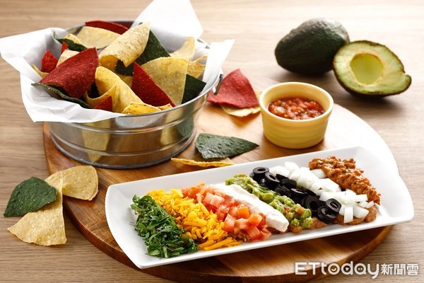 ▲TGI FRIDAYS墨西哥狂饗曲」主餐-彩虹沾醬搭配玉米脆片。（圖／TGI FRIDAYS提供）