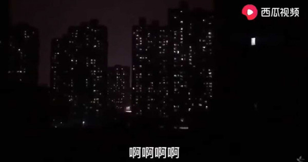 網路上曝光一段疑似武漢當地的社區大樓，深夜時分卻燈火通明，還伴隨陣陣淒厲吶喊、嘶吼聲。（圖／翻攝YouTube）