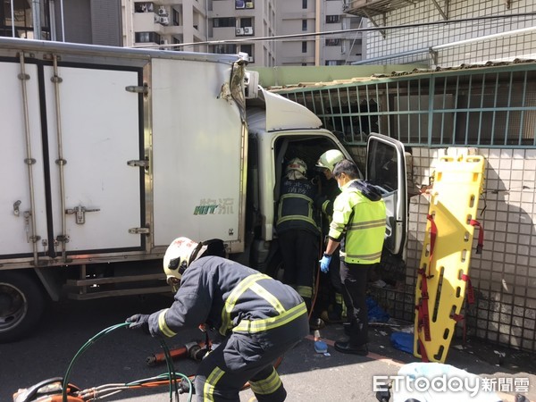 ▲▼楊姓司機恍神撞路樹，再衝進民宅             。（圖／記者陳以昇翻攝）