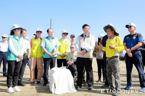 ▲台南市長黃偉哲與生態保育學會、特有生物研究保育中心等相關保育單位人員，歡送康復的黑琵回歸大自然。（圖／記者林悅翻攝，下同）