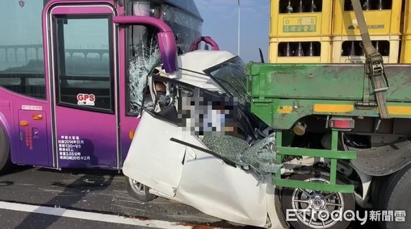 ▲李女轎車遭後方遊覽車及前方大貨車夾擊，當場被壓成鐵餅。（圖／民眾提供）