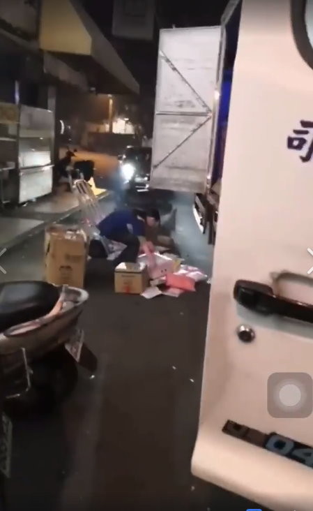 沙鹿女店員堅持監視器下點貨　司機「暗夜狂丟清空包裹」：檢查清楚…下場曝。（圖／翻攝「爆料公社」臉書社團）