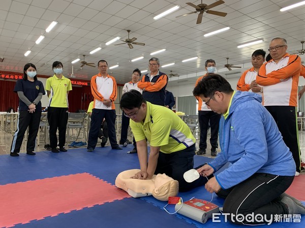 ▲台南市佳里分局辦理CPR及AED急救訓練，提升員警的急救能力，不僅增進員警執勤效能，更能提供民眾優質的警政服務。（圖／記者林悅翻攝，下同）