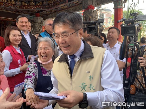 ▲台南市長黃偉哲27日上午特別到東區德高厝上帝廟與東區區長及里長、衛生局與民政局共同攜手合作，發送防疫摺頁和手冊給民眾。（圖／記者林悅翻攝，下同）