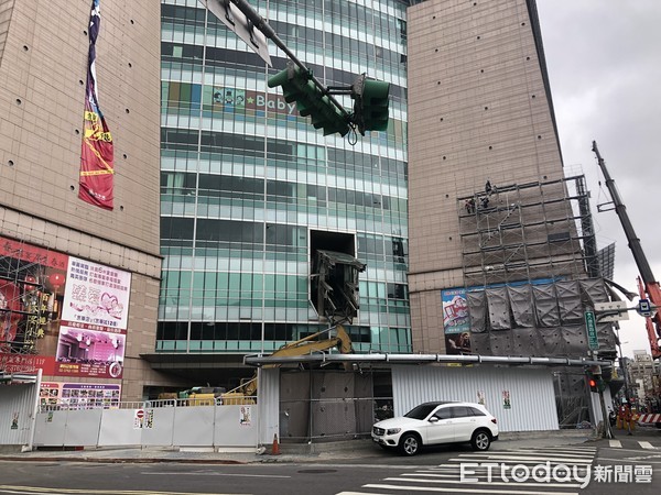 ▲▼京華城拆除作業正式動工，直達4樓的手扶梯已被拆除。（圖／記者林裕豐攝）