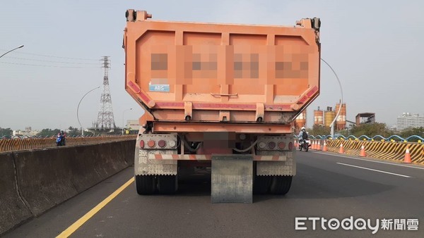 ▲高屏大橋死亡車禍，騎士遭砂石車輾斃（圖／記者許宥孺翻攝）