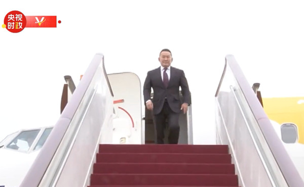 ▲蒙古國總統哈勒特馬·巴特圖勒嘎搭乘專機抵達北京。（圖／翻攝央視網）
