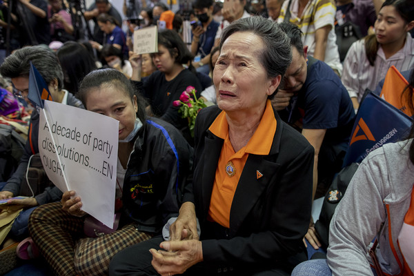 ▲▼泰國憲法法院解散未來前進黨引起支持者抗議。（圖／達志影像／美聯社）