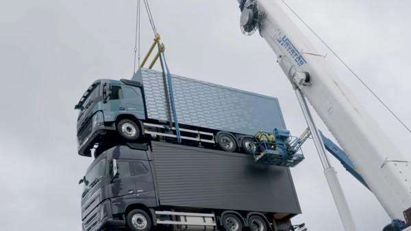 Volvo大雷雨當中打造15公尺高「卡車塔」　執行長搏老命站塔頂宣傳新車（圖／翻攝自Volvo）
