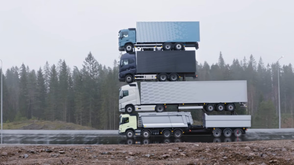 Volvo大雷雨當中打造15公尺高「卡車塔」　執行長搏老命站塔頂宣傳新車（圖／翻攝自Volvo）