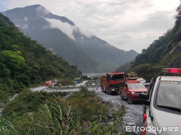 ▲▼砂石車起火燃燒，車頭燒得面目全非。（圖／花蓮消防局提供，下同）