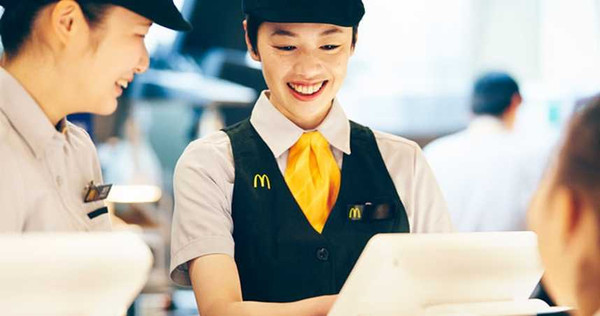 日本麥當勞傳出拒絕讓員工在工作時戴口罩，理由是「會讓客人無法看到笑容」。（圖／翻攝日本麥當勞官網）