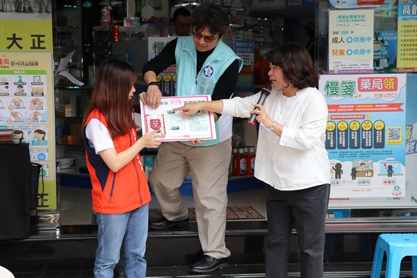 ▲「防疫平安皂、勤洗手有保庇」 ，嘉義城隍廟及九華山地藏庵致贈防疫平安皂20萬份。（圖／嘉義市政府提供）