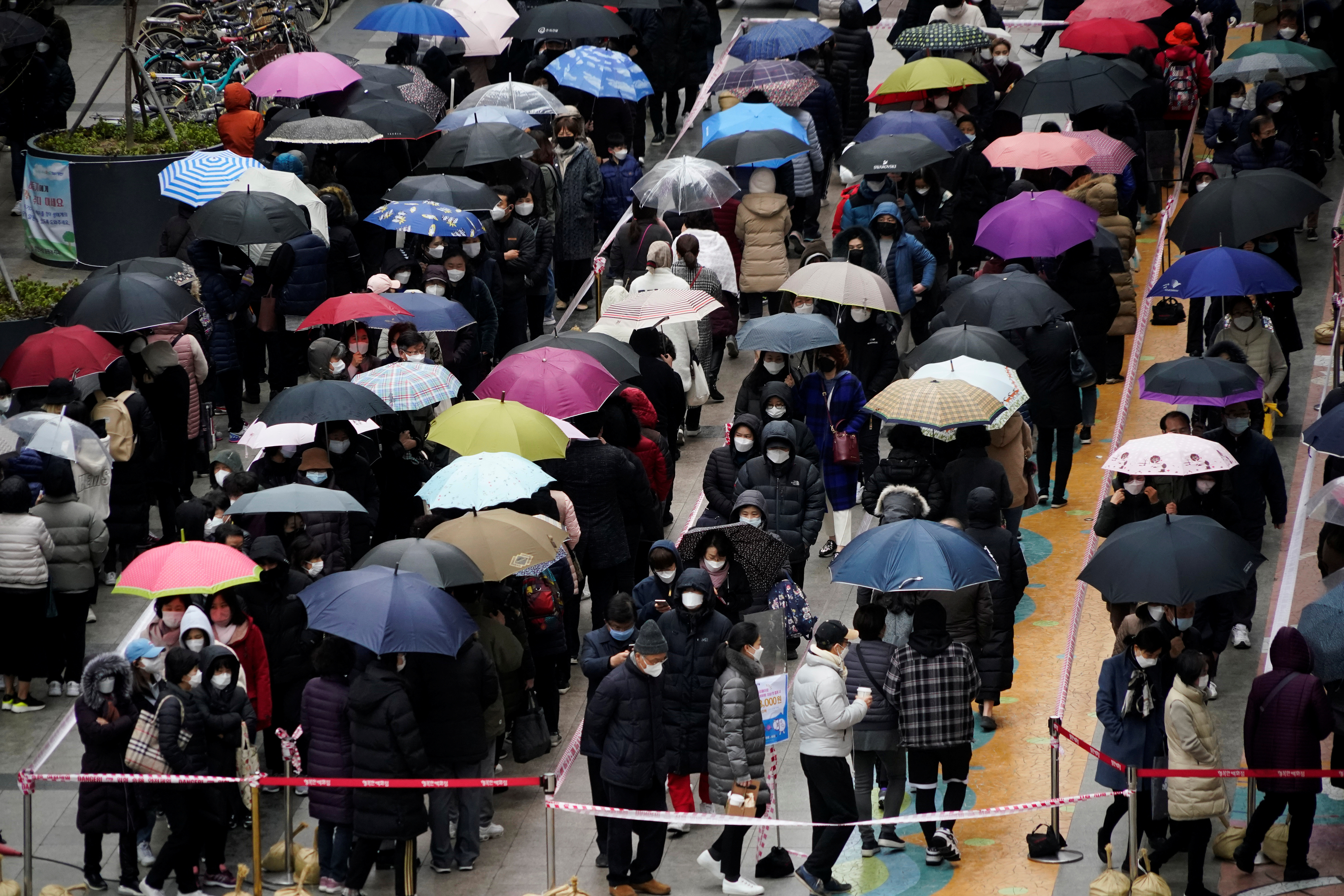 ▲▼ 南韓首爾28日出現搶購口罩的排隊人潮。。（圖／路透）