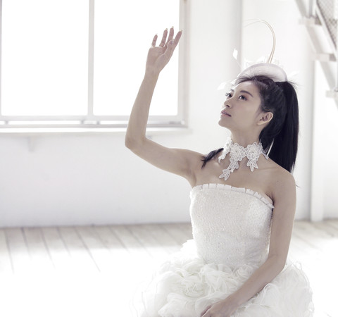 ▲▼祈錦鈅在單曲《I DO》MV中化身舞孃呈現動感的一面。（圖／固力狗娛樂提供）