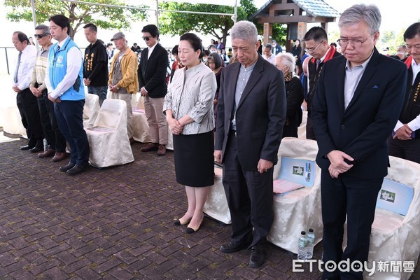 ▲▼花蓮各界代表出席228事件73週年追思紀念會，縣長徐榛蔚帶領默哀。（圖／花蓮縣政府提供，下同）