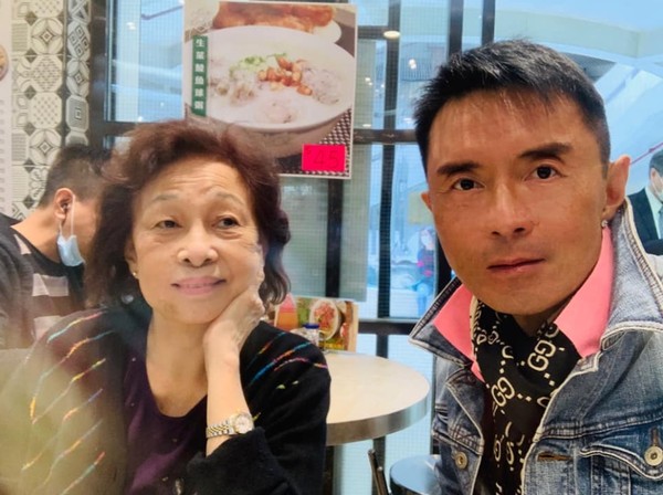 ▲林利回香港陪母親。（圖／翻攝林利臉書）