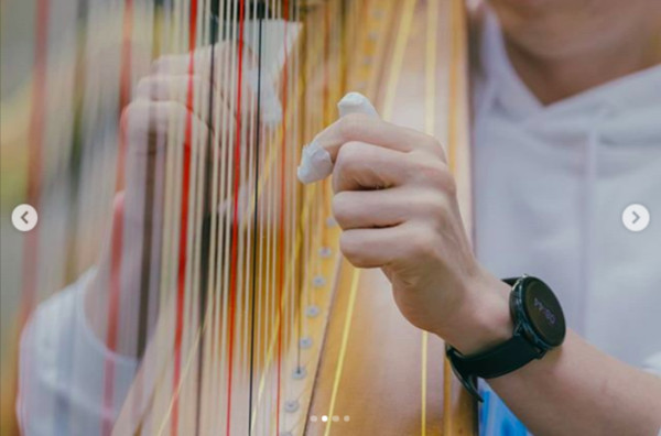 ▲▼官方釋出的照片裡，劉在錫貼膠布苦練，最後成功在2000名觀眾前彈豎琴。（圖／翻攝自《玩什麼好呢?》IG）