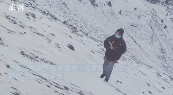 ▲▼西藏女學生花半小時爬雪山找訊號。（圖／翻攝自澎湃新聞）