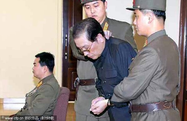 金正恩清除異己，北韓攝政王張成澤出庭畫面。（圖／CFP）
