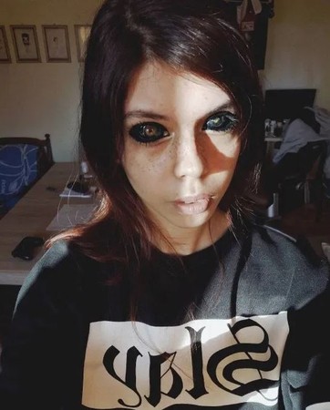 ▲▼ 亞莉珊卓為了向偶像致敬，進行了眼球紋身            。（圖／翻攝自Instagram／anoxi_cim）