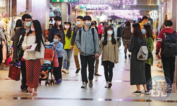 台灣疫情雖控制在有限度傳染，台北地下街逛街的民眾仍戴起口罩防護，如何防堵大規模社區感染成為現階段要務。