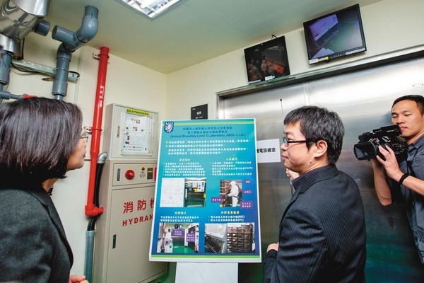 總統蔡英文（圖左）視察國衛院表示，這裡的生物製劑廠符合PIC/S GMP規範，將是台灣防疫最堅強的後勤團隊。（總統府提供）