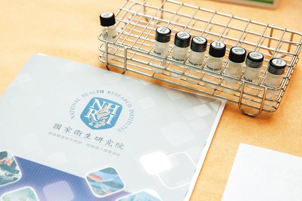 總統蔡英文視察國衛院表示，這裡的生物製劑廠符合PIC/S GMP規範，將是台灣防疫最堅強的後勤團隊。（總統府提供）