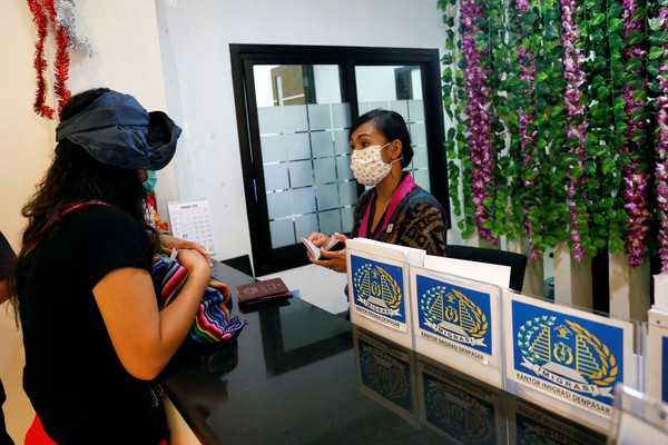 ▲▼ 印尼峇里島移民局出現許多申請延簽的中國人。（圖／路透）