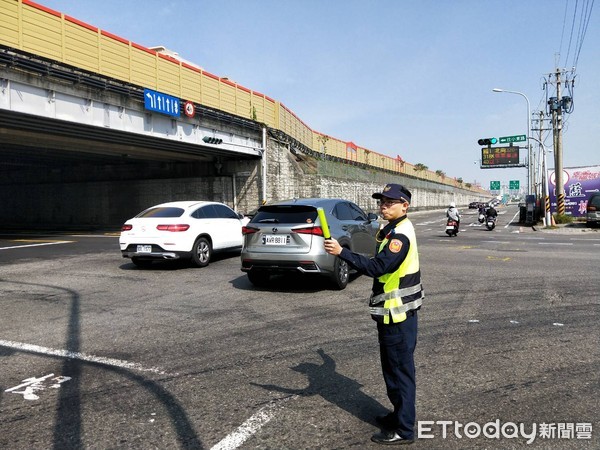 ▲228的3天連續假期，台南市警察局為加強道路交通秩序與行人安全通行，規劃交通崗252處，出勤1508人次警力，以維持連假外出出遊及風景區與各主要道路交通順暢。（圖／記者林悅翻攝，下同）