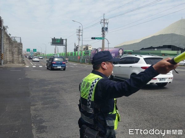 ▲因應今年228假期，永康分局派員在永康、大灣交流道周邊重要道路機動進行交通疏導，每日從早顧到晚。（圖／記者林悅翻攝，下同）