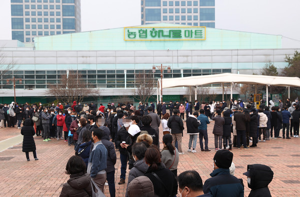 ▲▼ 南韓民眾在農業協會賣場外排隊購買口罩。（圖／達志影像）