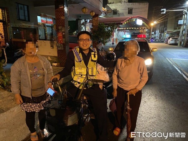 ▲屏東縣東港警分局東港派出所警員黃光輝、翁榮霖二員，護送許姓婦人返家，讓家屬很感激             。（圖／記者陳崑福翻攝）