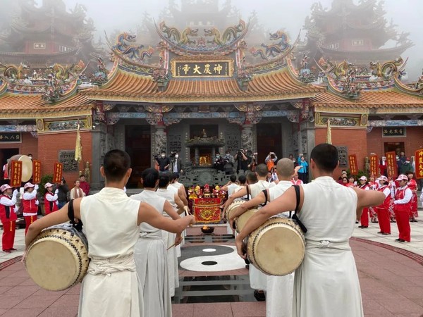 ▲優人神鼓於瑞芳青雲殿前表演。（圖／翻攝今日海峽）