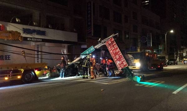 ▲桃園自小客自撞對向車道號誌燈桿