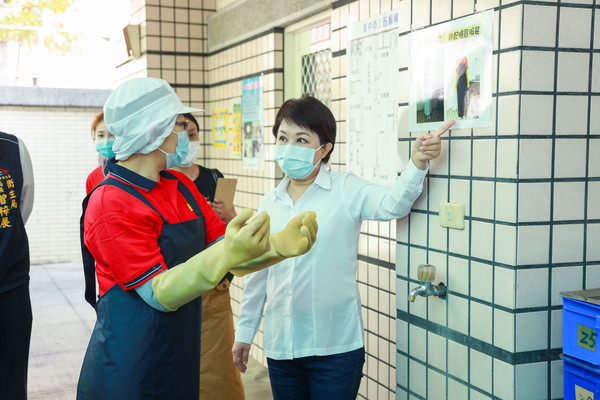 ▲盧秀燕視察學校團膳供餐情形。（圖／台中市政府提供）