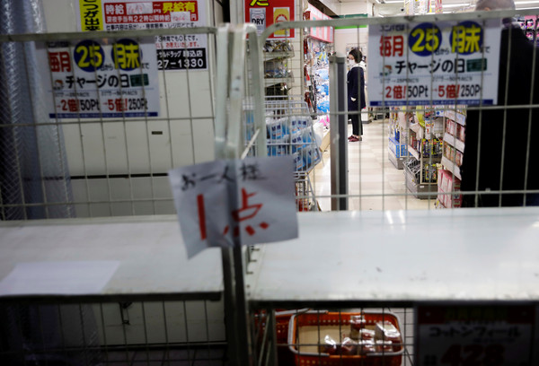 ▲▼日本東京一家藥妝店的衛生紙賣光。（圖／路透）