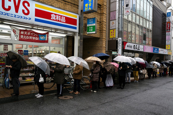 ▲▼日本東京一家藥妝店門前，民眾排隊等著買衛生紙。（圖／路透）