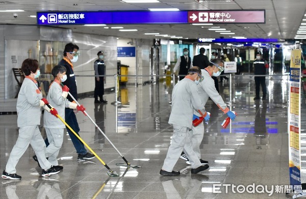 ▲▼台灣出發的以色列旅遊團共11人搭土耳其航空包機回台,疑似出現相關症狀的民眾離開航廈後,清潔人員馬上消毒通道。（圖／記者李毓康攝）