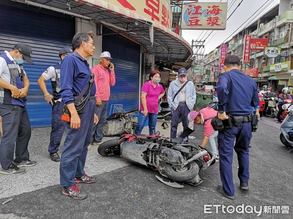 ▲高雄市消防局一輛出勤救護車在大寮撞傷一名機車騎士             。（圖／記者吳奕靖攝）