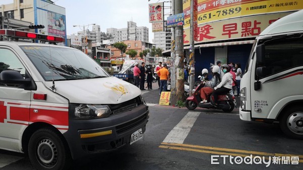 ▲高雄市消防局一輛出勤救護車在大寮撞傷一名機車騎士             。（圖／記者吳奕靖攝）