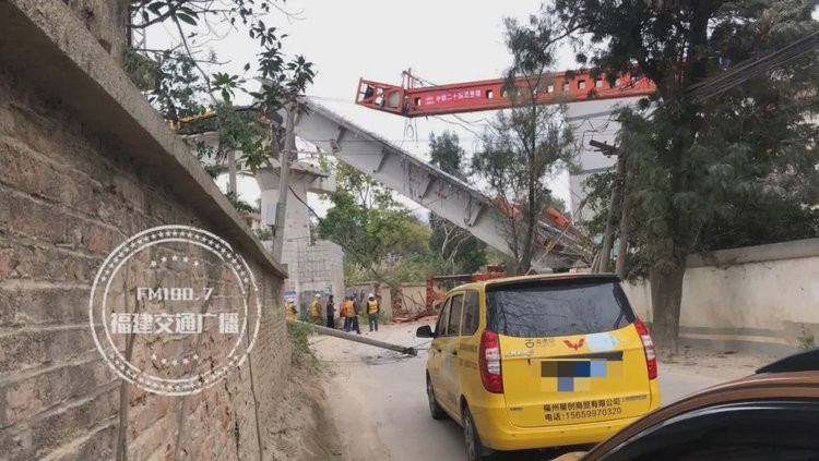 ▲▼福州一在建橋樑坍塌。（圖／翻攝自福建交通廣播）