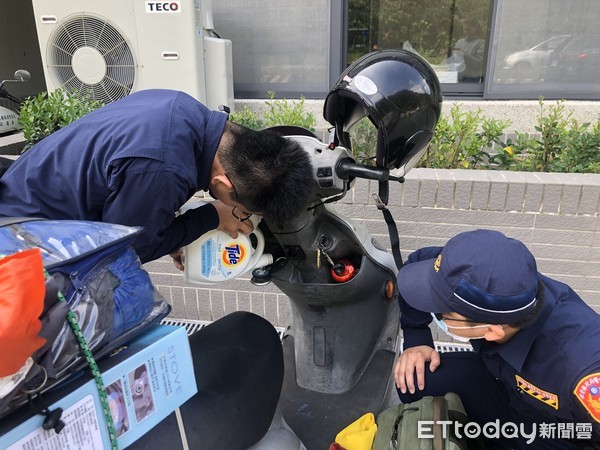 ▲屏東縣枋寮警分局員警利用草埔隧道，開車載南非正妹到台東購買汽油，助她繼續一個行程            。（圖／記者陳崑福翻攝）