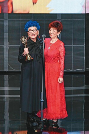 張小燕去年底獲頒第54屆電視金鐘獎終身成就獎，帶94歲的媽媽（右）同台領獎。（三立提供）