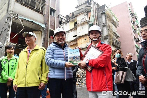 ▲ 新北蘆洲海砂屋自主都更開拆 侯友宜表揚住戶自主精神。（圖／新北市政府提供）