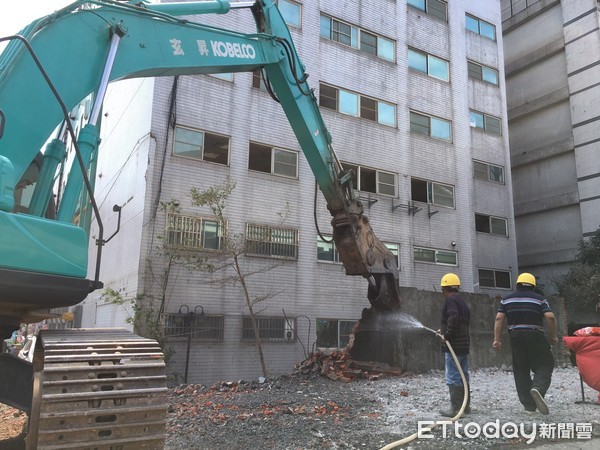 ▲盧秀燕主持大智慧學苑拆除動工儀式。（圖／記者鄧木卿攝）